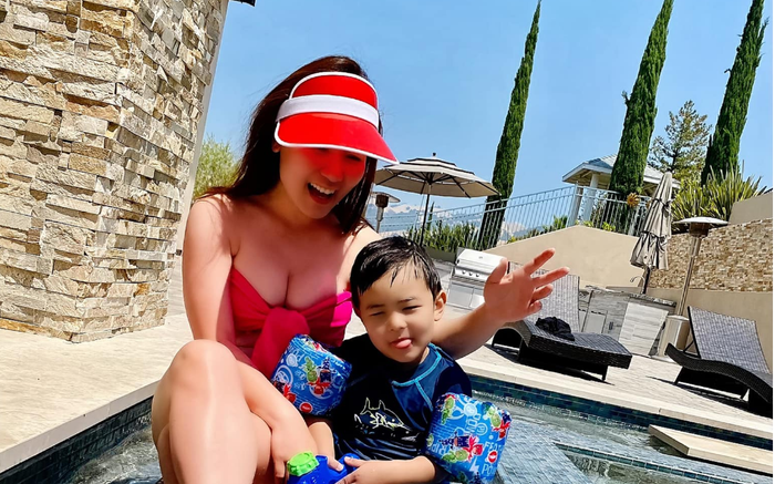 Hiếm hoi mới khoe ảnh mặc đồ bơi, bà xã Đan Trường lập tức gây chú ý với vòng một căng tràn gợi cảm