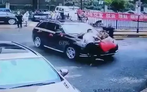 Xe hoa mất lái đâm tử vong 2 đứa trẻ, hành động sau đó của cô dâu chú rể còn phẫn nộ hơn