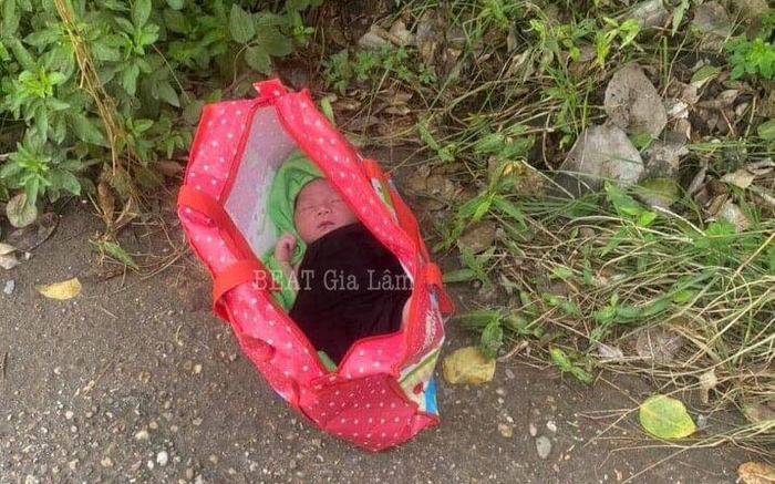 Bé trai sơ sinh nằm trong túi xách bị bỏ rơi ven đường ở Hà Nội