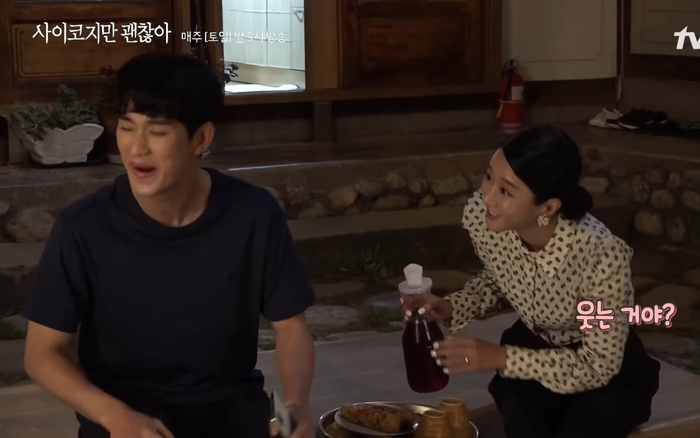 Kim Soo Hyun và Seo Ye Ji cùng selfie thân thiết trên phim trường 'Điên thì có sao'