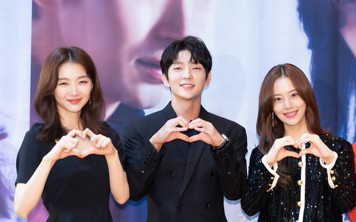 Họp báo 'Flower of Evil': Lee Jun Ki rạng rỡ bên 'bà xã' Moon Chae Won và Jang Hee Jin