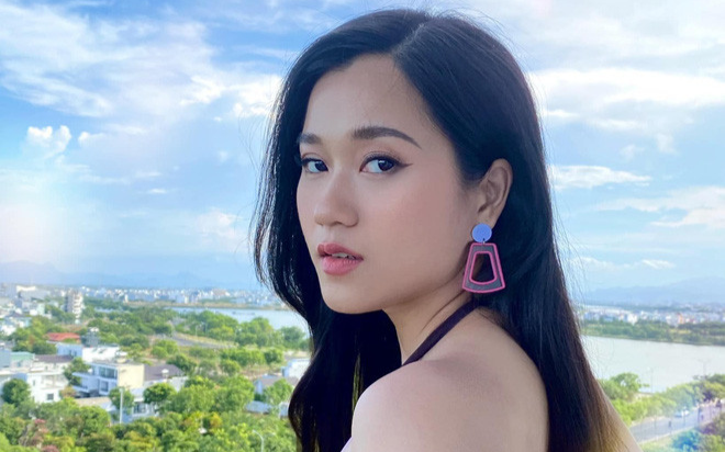 Hiếm hoi lắm mới thấy Lâm Vỹ Dạ khoe ảnh lưng trần sexy, dàn sao Vbiz đều dành lời khen ngợi ngoại trừ Tiến Luật