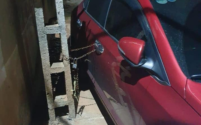 Đậu ô tô choán cả lối đi, chủ xe liền nhận được pha 'dằn mặt' không ngờ từ người lạ mặt