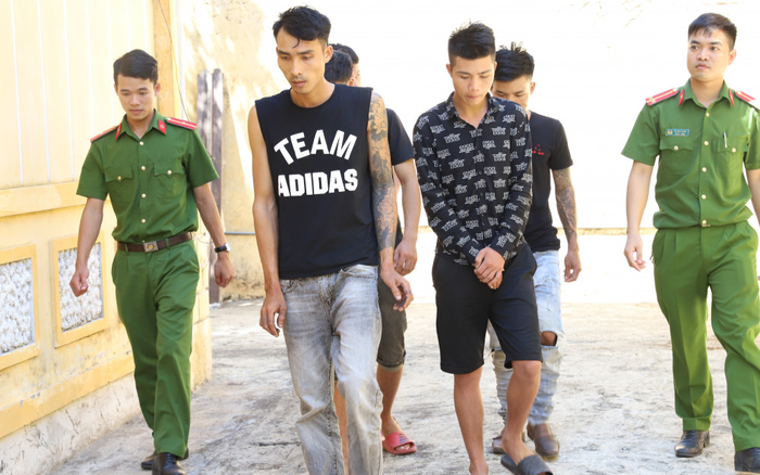 Tạm giam nhóm thanh niên dùng dao cướp taxi, ép tài xế viết giấy vay nợ 250 triệu đồng