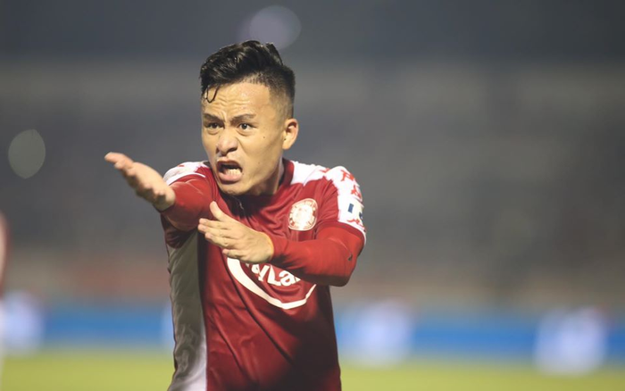 Trọng tài 'gây bão' ở khi bóng 2 lần chạm tay cầu thủ Hà Nội trong vòng cấm