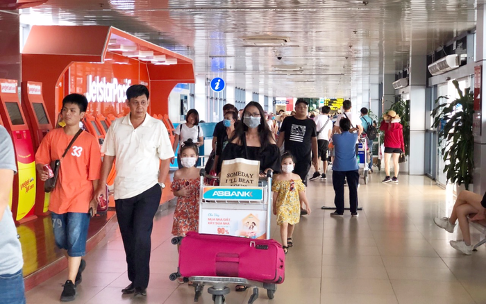 Hà Nội yêu cầu người dân đeo khẩu trang, sẵn sàng truy vết, xét nghiệm nhanh ở nơi đông người phòng dịch COVID-19