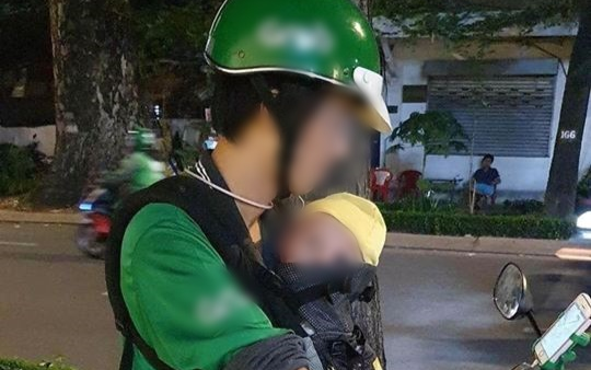 Tài xế Grab vừa chạy xe chở khách vừa địu con trước ngực và câu chuyện phía sau khiến nhiều người đồng cảm