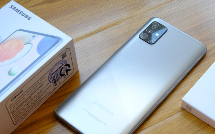 Cận cảnh Galaxy Samsung A51 phiên bản màu bạc crush mới tại Việt Nam