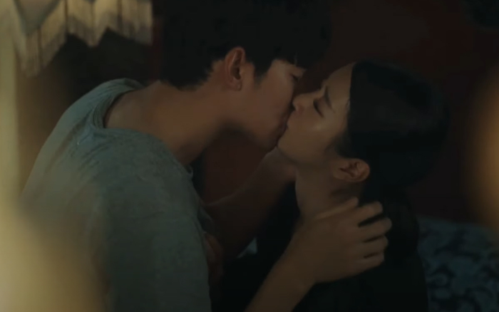 Điên thì có sao tập 11: Khán giả phấn khích sau nụ hôn nồng nhiệt của Kim Soo Hyun và Seo Ye Ji 'nghe tiếng chụt mà ngại thay luôn á'