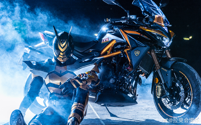 Ngắm bộ ảnh cosplay Kamen Rider The Bee siêu đẳng cấp của các fan
