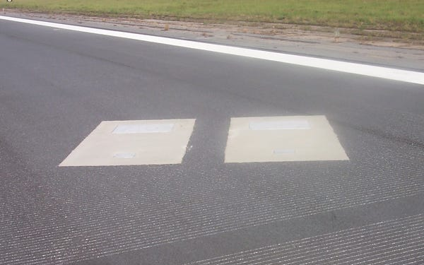 Bí ẩn 2 ngôi mộ nằm trên đường băng sân bay có hàng trăm máy bay qua lại mỗi ngày