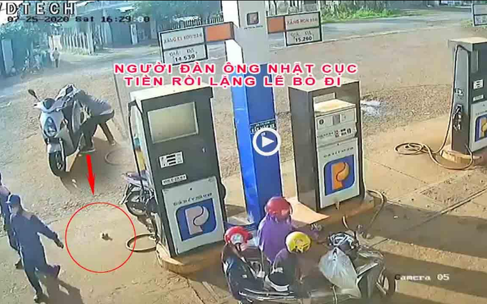 Clip: Thấy cục tiền của nhân viên cây xăng rơi dưới đất, người đàn ông lái xe tới nhặt rồi nhanh chân bỏ đi