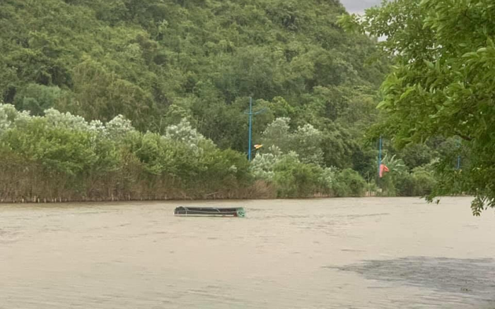 Gió lớn gây lật đò ở chùa Hương, 4 người rơi xuống nước may mắn thoát nạn