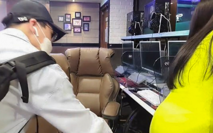 Nữ streamer Hàn Quốc bị chụp lén dưới váy khi đang loay hoay dọn dẹp, hành động của kẻ biến thái vô tình lọt vào camera