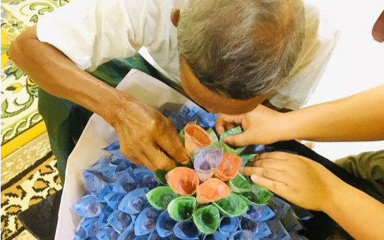 Cha già cặm cụi giúp con gái chuẩn bị bó hoa tiền và sự thật gây xúc động phía sau