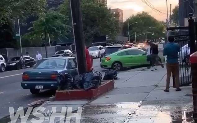 Thấy bạn trai bị tấn công, cô gái lái ô tô đâm xe vào đám đông trả đũa