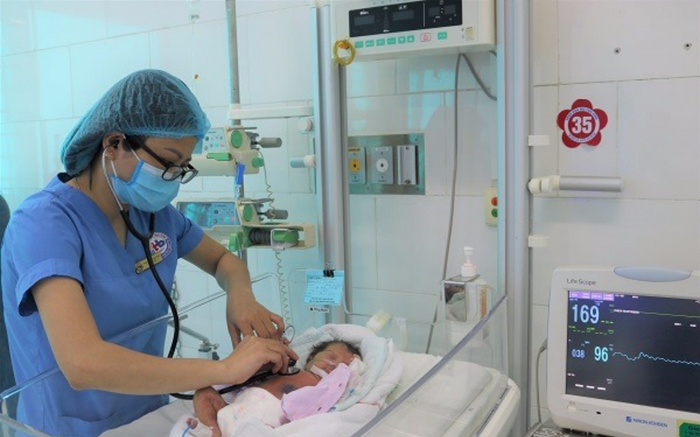 Bé gái sơ sinh bị bỏ rơi ngoài thửa ruộng trong cái nóng gần 40 độ C bị gãy xương đòn, suy hô hấp đang phải thở máy