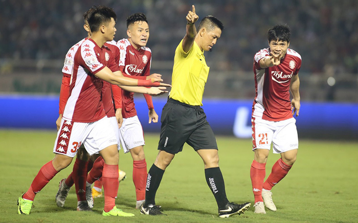 Treo còi trọng tài 'cướp' phạt đền của CLB TP.HCM