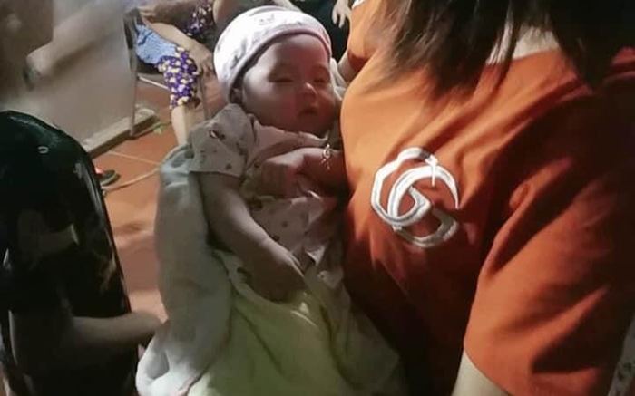 Bé gái 2 tháng tuổi bị bỏ rơi trước ngõ kèm dòng chữ: 'Em nhờ anh chị nuôi giúp'