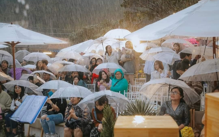 Khoảnh khắc đáng nhớ trong đêm nhạc của Ali Hoàng Dương: Trúc Nhân và khán giả tắm mưa cũng quyết không rời vị trí