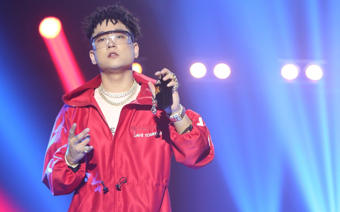 Rapper Lil Shady 'chơi màu' với loạt trang phục bắt mắt gây ấn tượng với khán giả