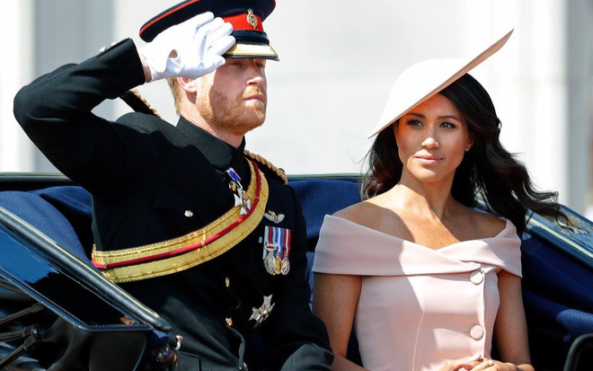 Hoàng gia Anh 'nóng mắt' với thời trang của Meghan Markle từ trước khi về làm dâu