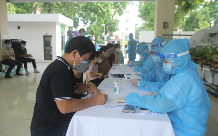 Người Hà Nội đi Đà Nẵng trở về xếp hàng chờ xét nghiệm nhanh COVID-19