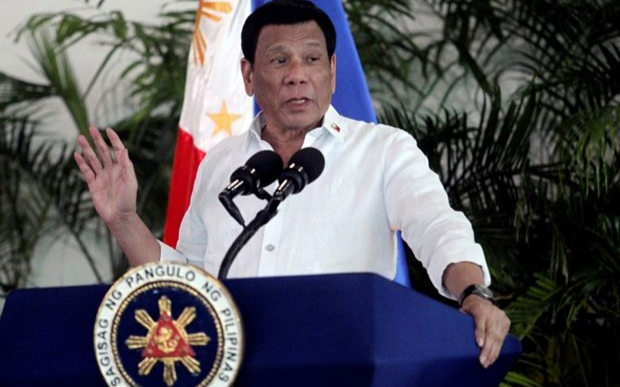 Tổng thống Philippines khuyên người dân khử trùng khẩu trang bằng xăng