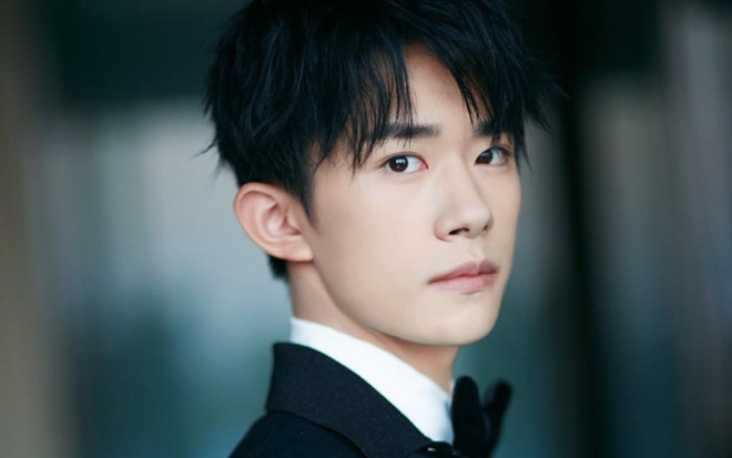 Đỉnh như Dịch Dương Thiên Tỉ: Mới 20 tuổi đã tham dự LHP với tư cách diễn viên, kiêm luôn làm MC và đầu tư phim ảnh