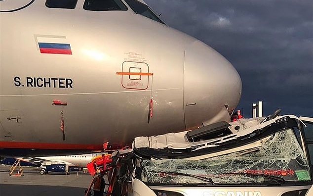 Xe chở nhiên liệu nát bét sau va chạm với máy bay giữa đường băng