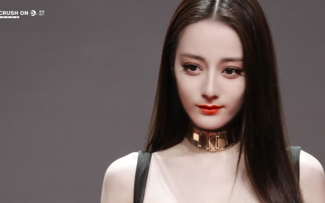 Địch Lệ Nhiệt Ba diện váy dài xẻ cao tại sự kiện chiêu thương cùa TENCENT lên thẳng vị trí số 1 Hot search: Ngự tỷ là đây chứ đâu