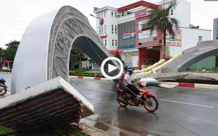 Clip: Gió giật sập cổng hoa cao 7m ở Vũng Tàu