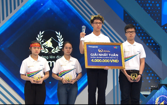 Gay cấn màn tranh tài giành vòng nguyệt quế của 2 nam sinh trường chuyên đến từ Gia Lai và Hà Nội