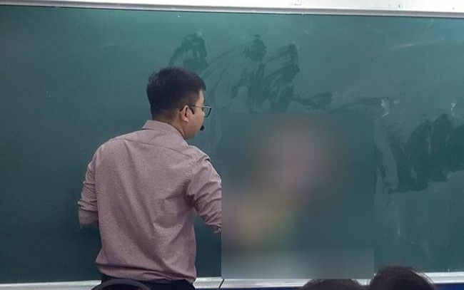 Tấm bảng vừa lau chưa kịp khô, tay thầy giáo lăm lăm cầm 'vật thể lạ' khiến học trò ngay lập tức tức phải chú ý