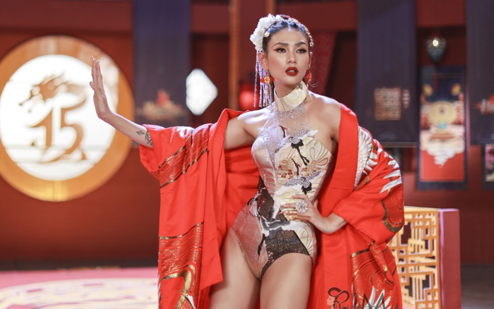 Võ Hoàng Yến hóa 'Phượng Hoàng' quyền lực bước ra từ tiểu thuyết kiếm hiệp cổ trang