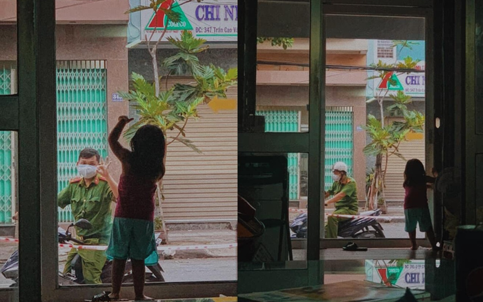 Khoảnh khắc chiến sĩ công an nhìn con gái nhỏ qua lớp cửa kính, cô bé đưa tay ra hiệu 'ok' với ba gây xúc động