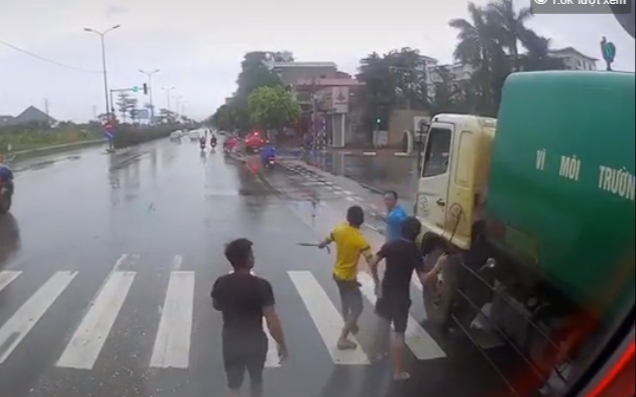 Clip: Xích mích giao thông, các tài xế cầm tuýp sắt đuổi đánh nhau trên đường
