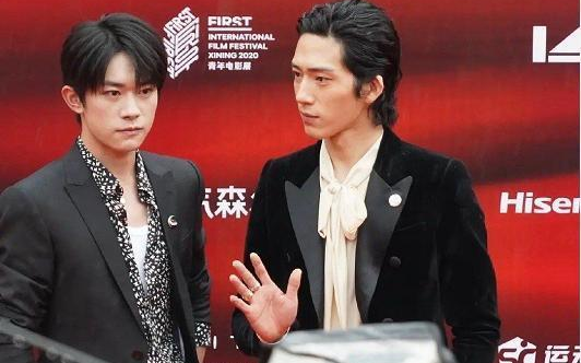 Chỉ nhìn nhau cười, Dịch Dương Thiên Tỉ và Tỉnh Bách Nhiên nắm tay nhau lên hot search