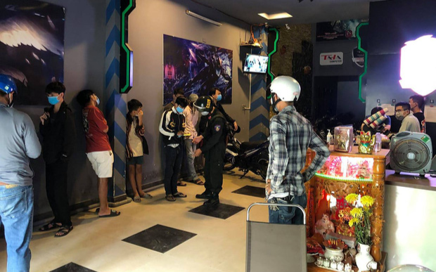 Tiệm game ở Đà Nẵng lén lún mở cửa cho 11 thanh niên vào chơi game bất chấp lệnh giãn cách xã hội