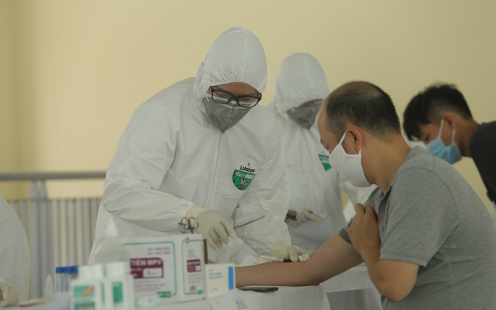 Bộ Y tế chi viện 3 đơn vị đầu ngành hỗ trợ Hà Nội xét nghiệm COVID-19 cho những người vừa từ tâm dịch Đà Nẵng trở về
