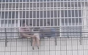 Khoảnh khắc giải cứu bé gái 5 tuổi bị treo lủng lẳng ở lưới chống trộm trên tầng 5