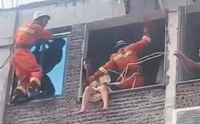 Clip: Kịch tính màn giải cứu cô gái cầm dao ngồi ở bệ cửa sổ muốn tự tử