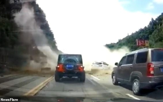 Clip: Đang di chuyển trên đường, hàng loạt ô tô bị thổi bay vì lở núi