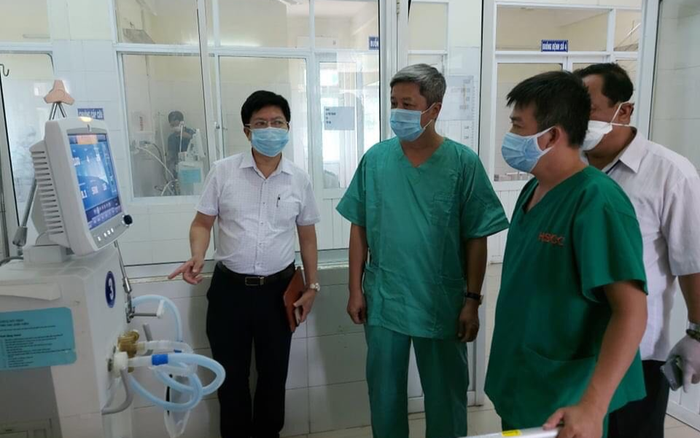 Thứ trưởng Bộ Y tế Nguyễn Trường Sơn: Hết sức lưu ý công tác khử khuẩn tại bệnh viện điều trị bệnh nhân nặng