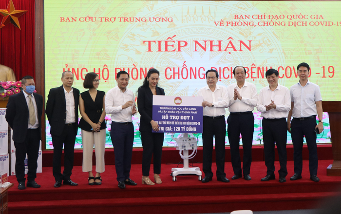 Đại học Văn Lang và Tập đoàn Vạn Thịnh Phát trao tặng 500 máy thở MV20 cho Mặt trận Tổ quốc Việt Nam - Bộ Y tế
