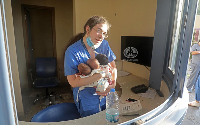 Nữ y tá bình tĩnh ôm 3 bé sơ sinh thoát khỏi vụ nổ kinh hoàng ở Lebanon