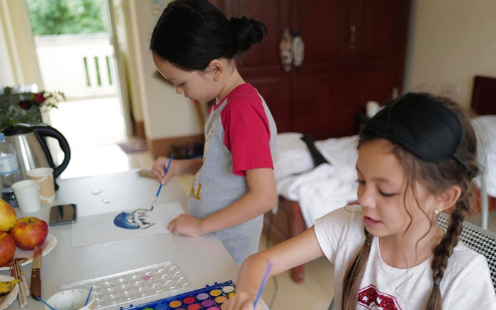 Hai nhóc tì nhà Hồng Nhung vui vẻ vẻ tranh khu cách ly: Bình yên, trong trẻo lắm
