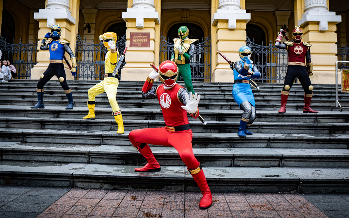 Siêu Nhân xuất hiện tại Hà Nội, đi xe bus, ăn gà và uống trà đá như dân thường