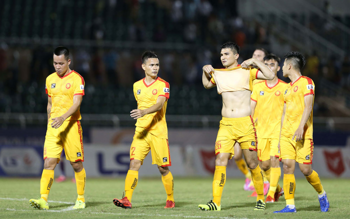 VFF, VPF phải xử phạt chuyện như... trò đùa của CLB Thanh Hóa!