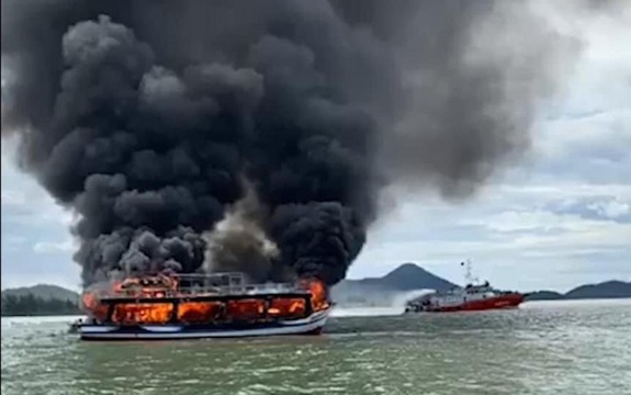 Tàu khách bất ngờ bốc cháy trên biển Hà Tiên, toàn bộ hành khách cùng thuyền viên may mắn thoát nạn